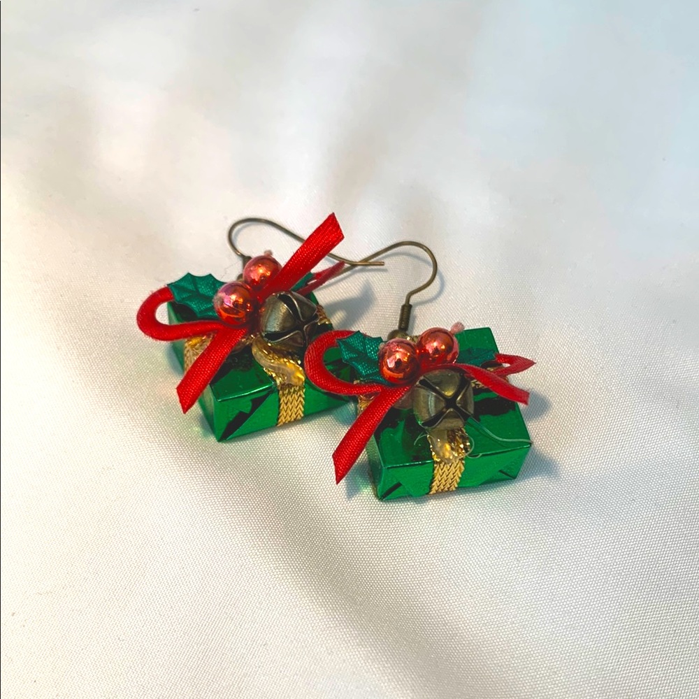 Vintage Women's Green & Red Christmas Shiny Gift Present Dangle Drop Earrings